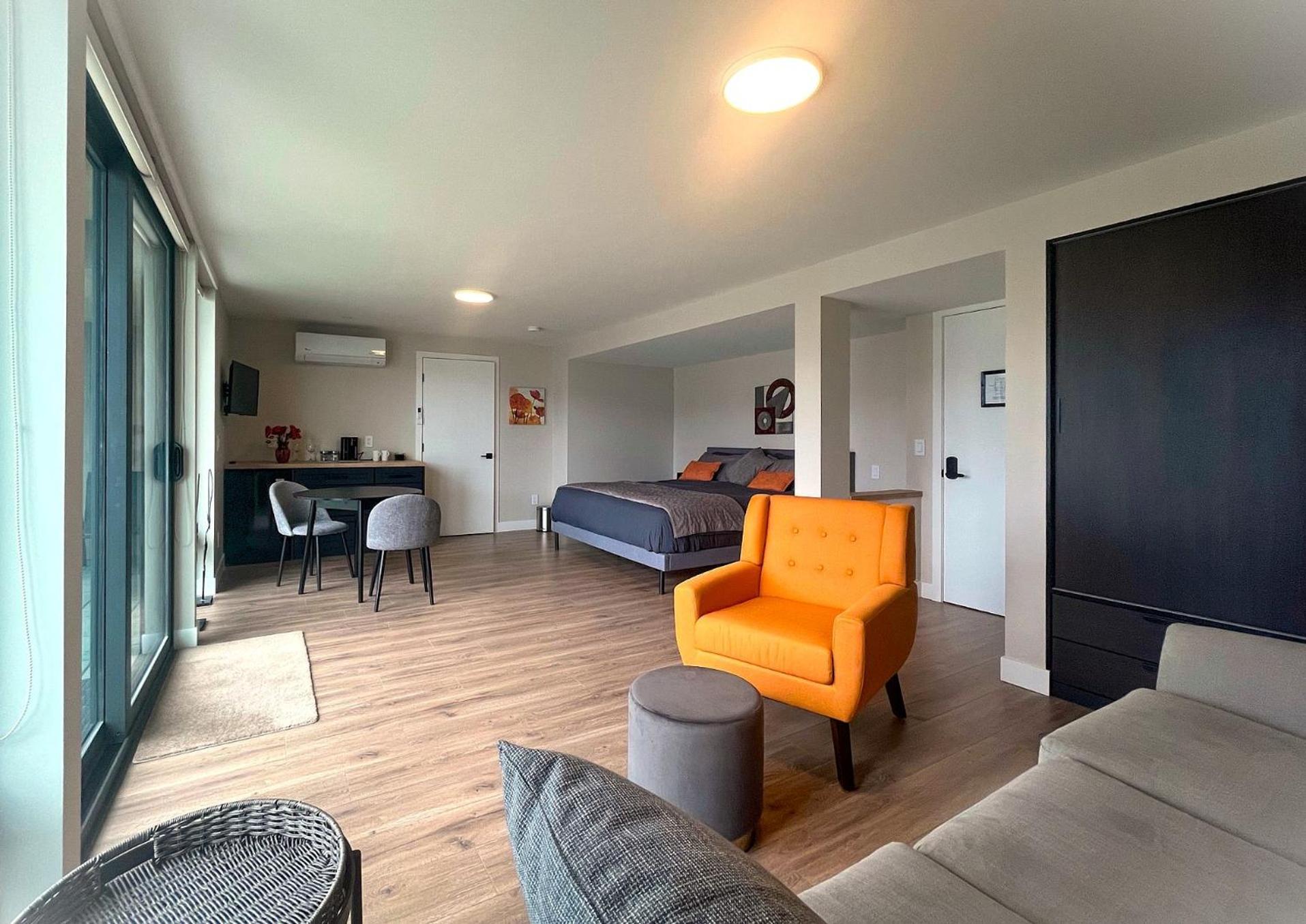 Kelowfornia Lakeview Retreat Kelowna Eksteriør billede