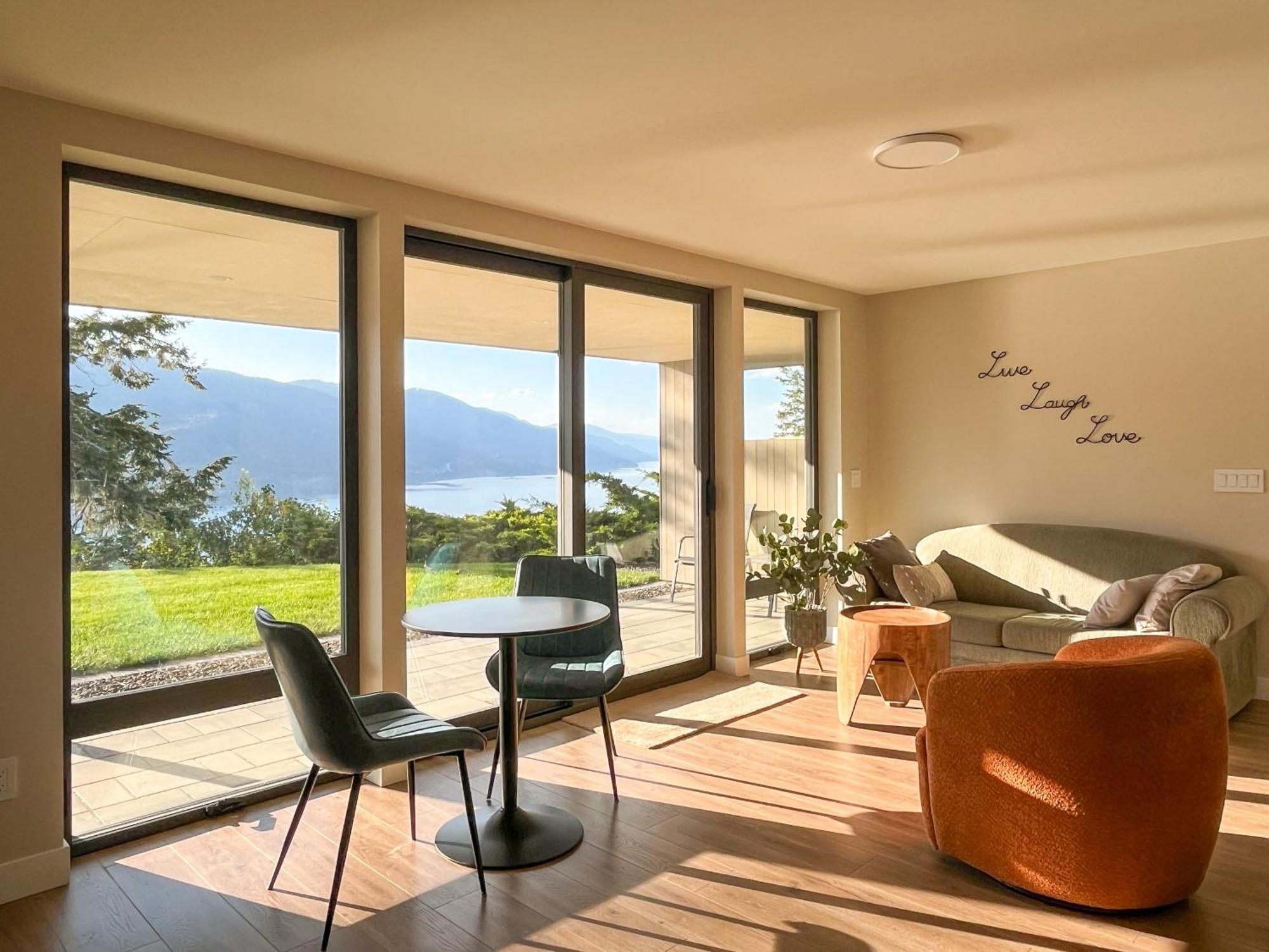 Kelowfornia Lakeview Retreat Kelowna Eksteriør billede