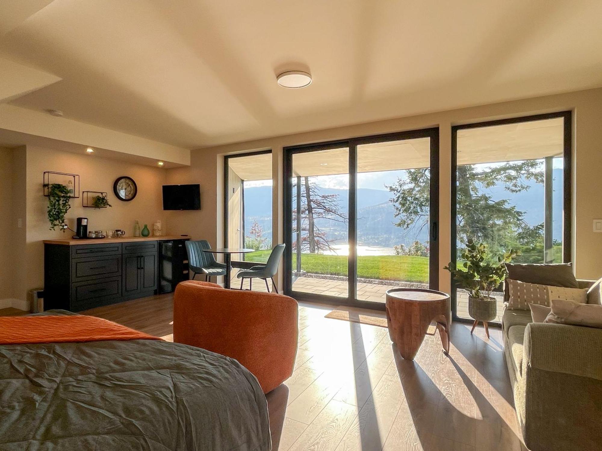 Kelowfornia Lakeview Retreat Kelowna Værelse billede
